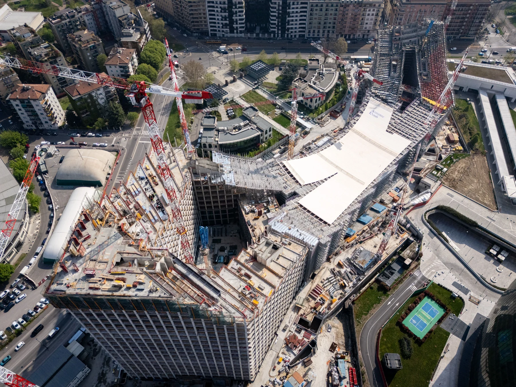 Aerial photograph of CityWave’s two office buildings and the canopy connecting them during construction.