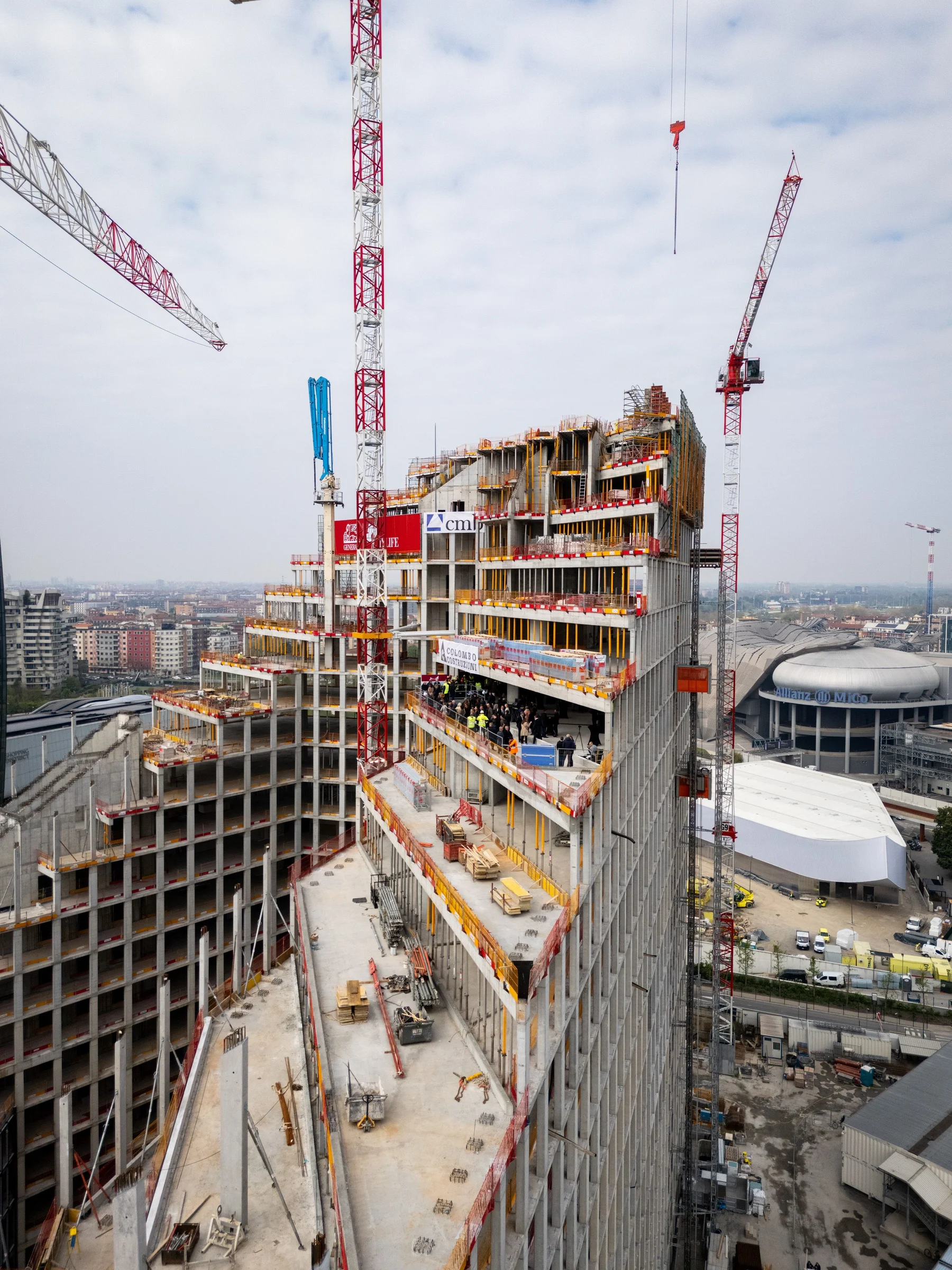 Close view of CityWave under construction, showing how the floor edges change along the curved building.