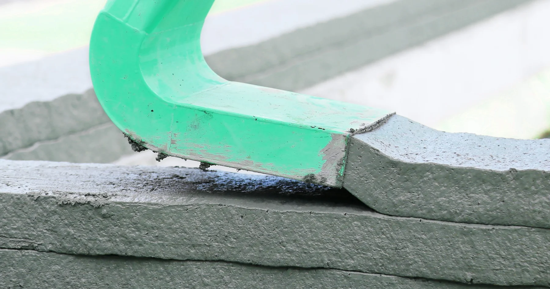 An INSTATIQ print head placing a layer of concrete on a wall.